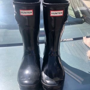 Short black hunter boots